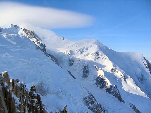 Goulotte Lafaille (2).jpg - Le Dme du Goter avec le Mt Blanc sous les nuages.